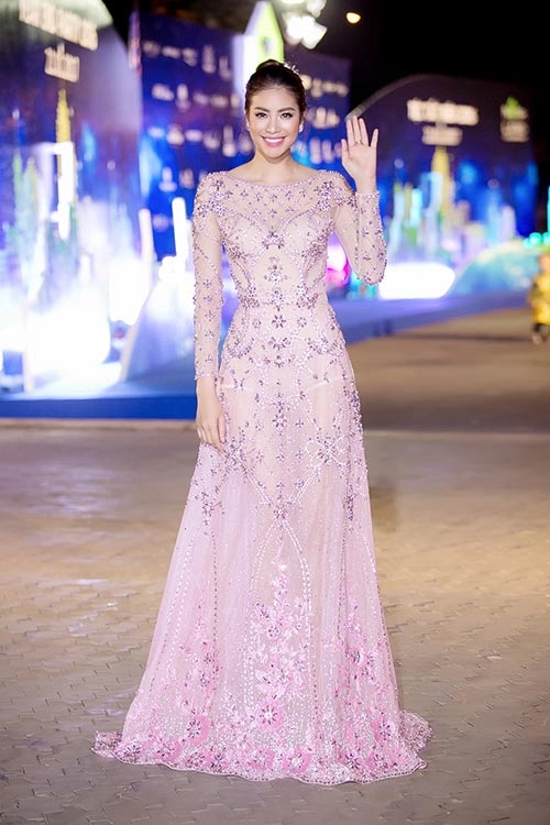 Phạm hương tất bật chạy show để sớm về hải phòng ăn tết cùng gia đình