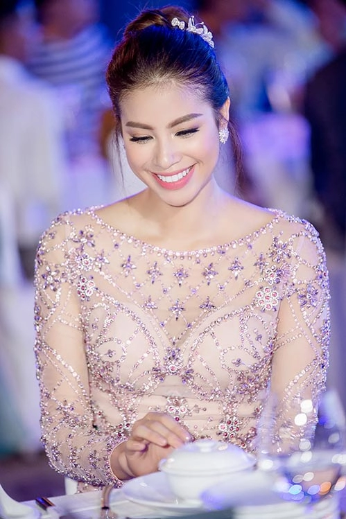Phạm hương tất bật chạy show để sớm về hải phòng ăn tết cùng gia đình