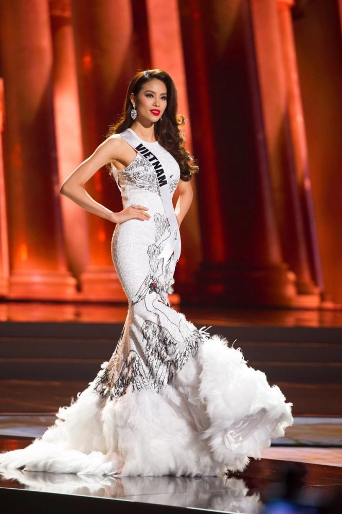 Phạm hương xuất hiện đầy khí chất trong trailer miss universe 2016