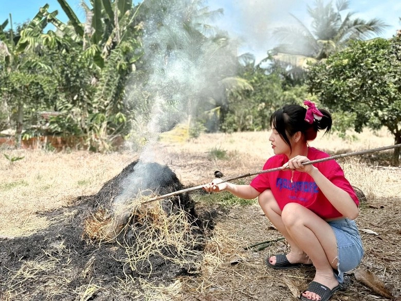 Phong cách thời trang như hai chị em sinh đôi của bộ đôi mỹ nhân vbiz bị đồn cạch mặt