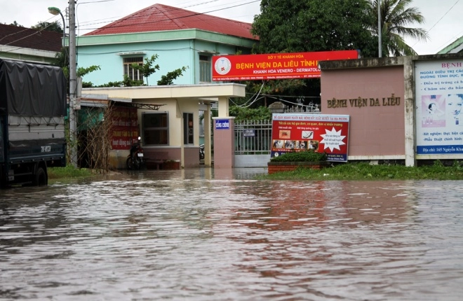 Phượt thủ ơi nha trang - phố ngập thành sông rồi nhé