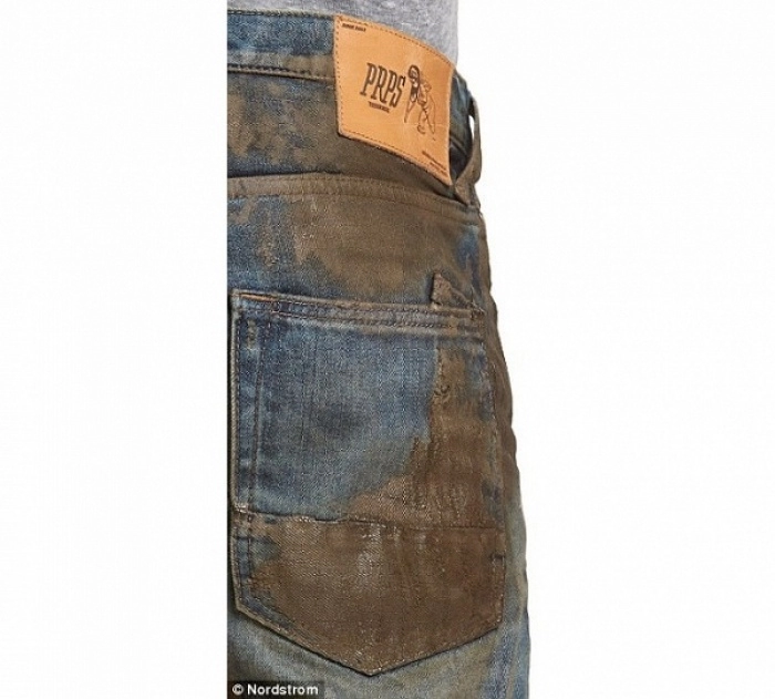 Quần jeans dính bùn bẩn lem nhem có giá 10 triệu đồng gây choáng