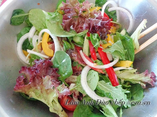 Salad trứng dễ ăn giải ngán sau ngày lễ