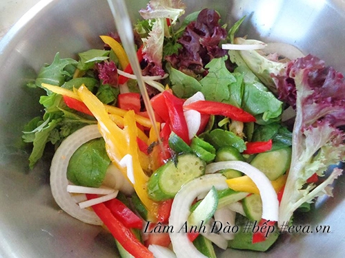 Salad trứng dễ ăn giải ngán sau ngày lễ