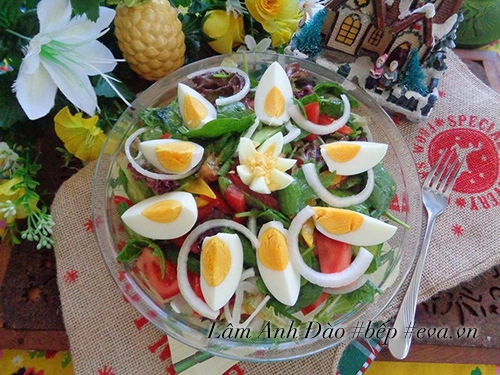 Salad trứng dễ ăn giải ngán sau ngày lễ