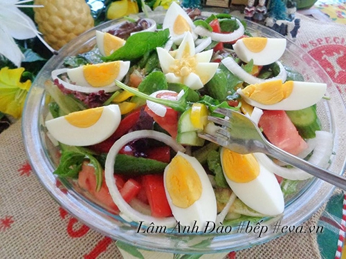 Salad trứng dễ ăn giải ngán sau ngày lễ