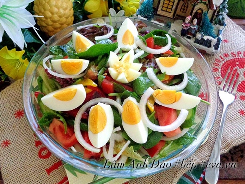 Salad trứng dễ ăn giải ngán sau ngày lễ