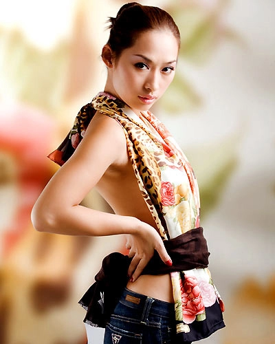 Sao việt và sở thích dùng khăn quấn ngực