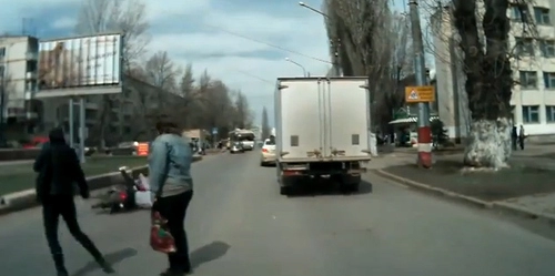  scooter hót gọn người phụ nữ qua đường 