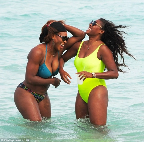Serena williams thô kệch với bikini họa tiết