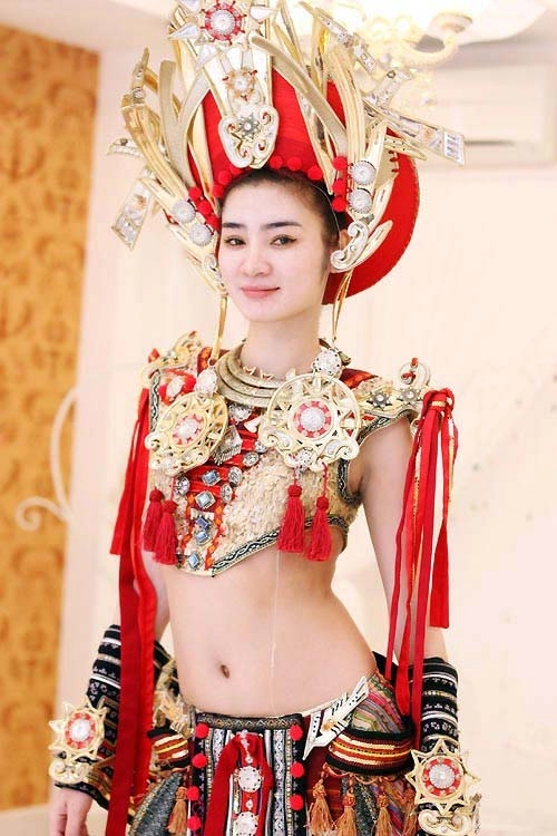Siêu mẫu ngọc oanh mặc gì cũng đẹp