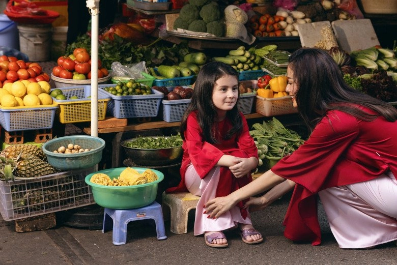 Siêu mẫu như vân diện áo dài đôi cùng hai con gái cưng bé lớn được khen xinh hơn hoa hậu