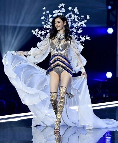  siêu mẫu trung quốc xin lỗi vì ngã ở show victorias secret 