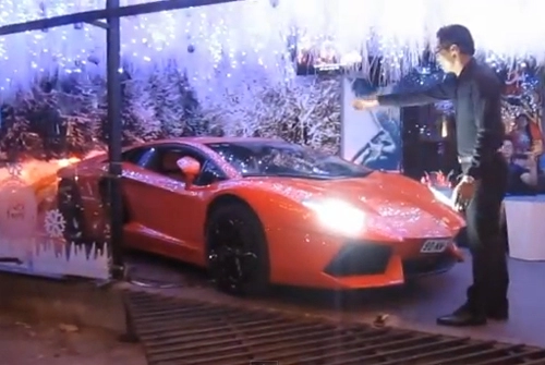  siêu xe aventador chật vật ra khỏi quán cà phê sài gòn 