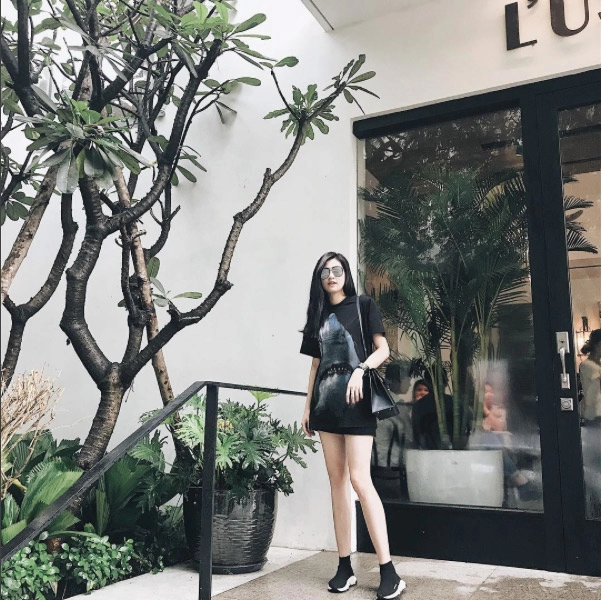 Street style cuối tuần hồ ngọc hà một mình đối lập với hàng loạt mỹ nữ vbiz