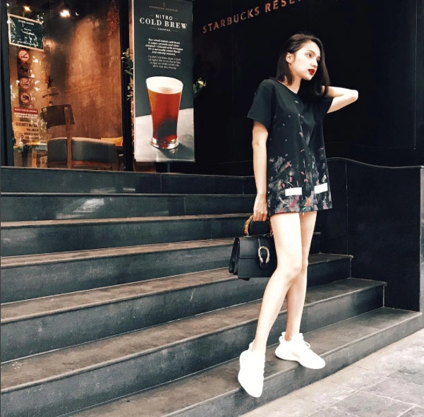 Street style cuối tuần hồ ngọc hà một mình đối lập với hàng loạt mỹ nữ vbiz