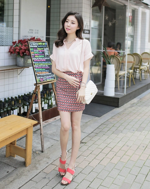 Sự kết hợp nữ tính của sơ mi và chân váy