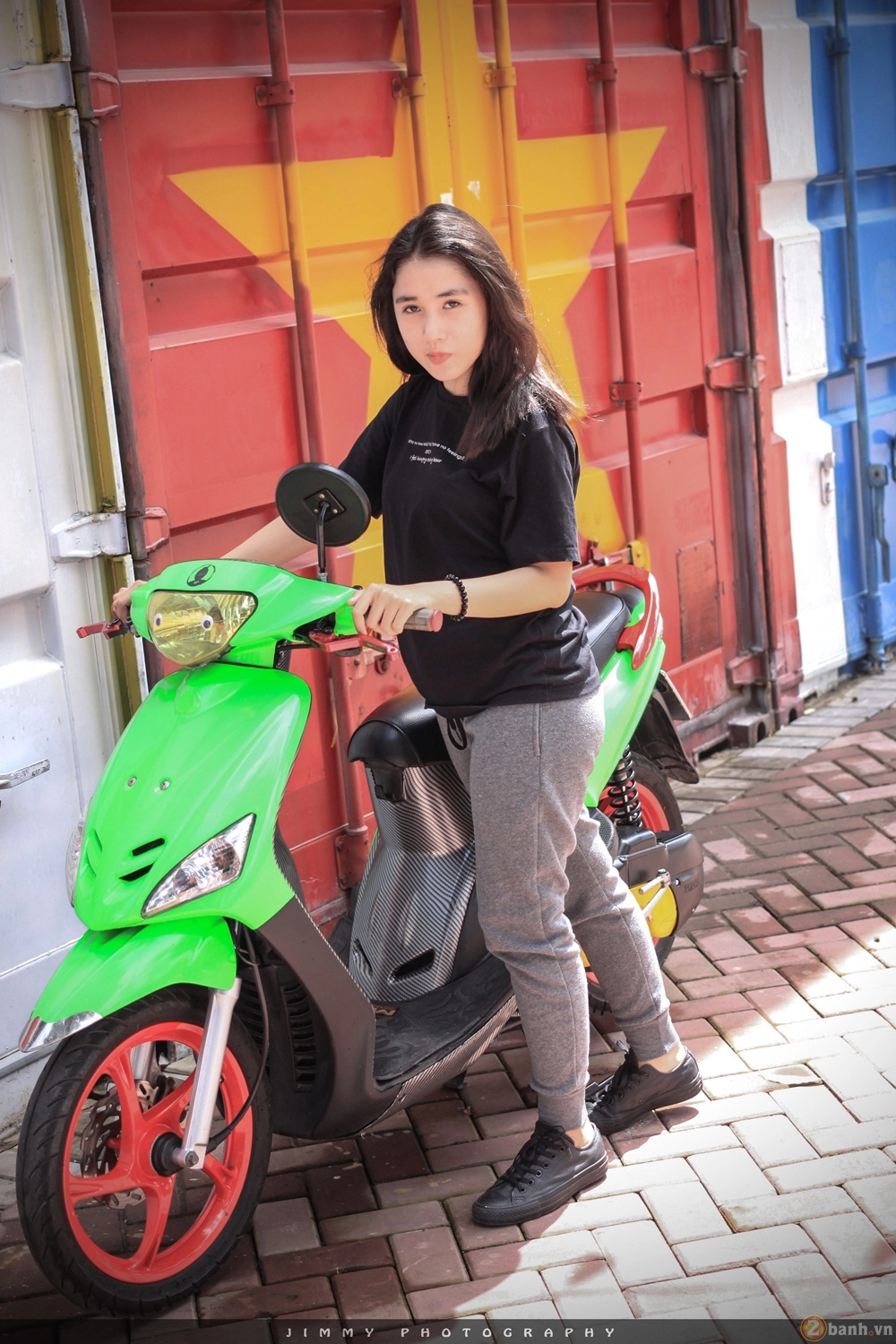 Super mini scooter nổi bật tạo dáng cùng teen girl sài thành