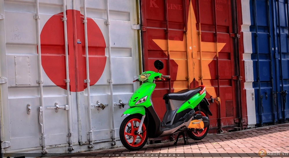 Super mini scooter nổi bật tạo dáng cùng teen girl sài thành