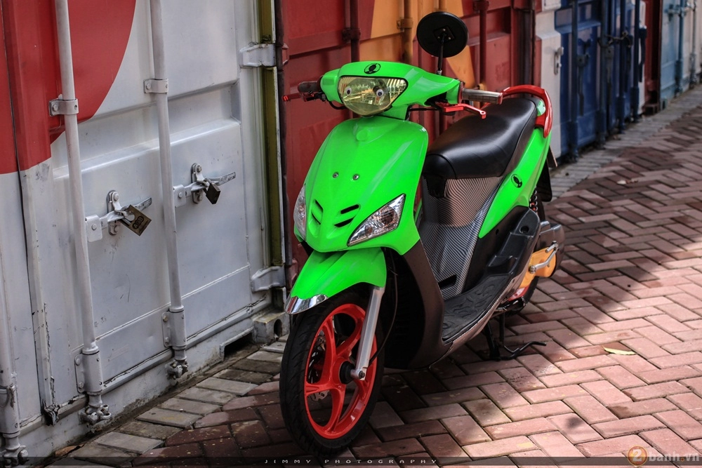 Super mini scooter nổi bật tạo dáng cùng teen girl sài thành