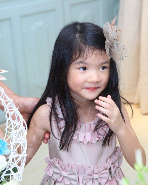 Suri cruise việt nam từng được tặng xe 5 tỷ là hoa hậu tương lai giờ lớn khác biệt