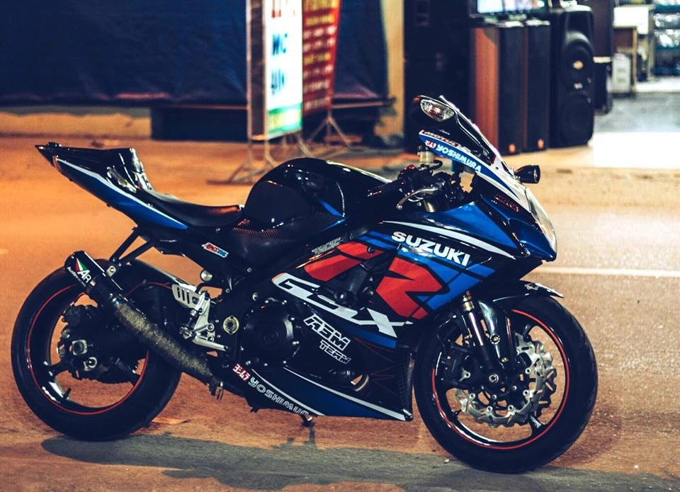 Suzuki gsx mờ ảo trong đêm