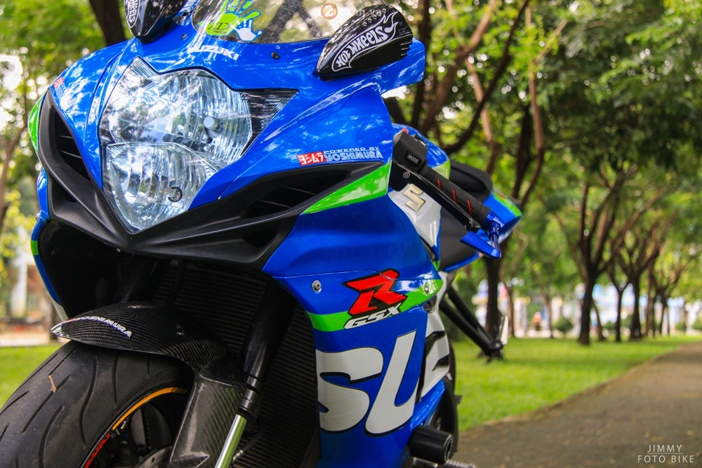 Suzuki gsx-r600 mạnh mẽ trong bộ áo đấu cùng loạt đồ chơi giá trị