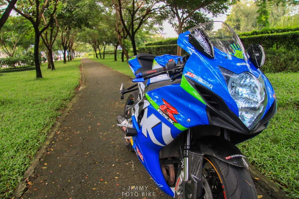 Suzuki gsx-r600 mạnh mẽ trong bộ áo đấu cùng loạt đồ chơi giá trị