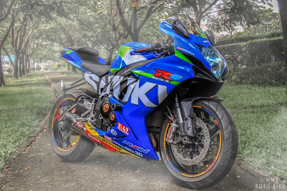 Suzuki gsx-r600 mạnh mẽ trong bộ áo đấu cùng loạt đồ chơi giá trị