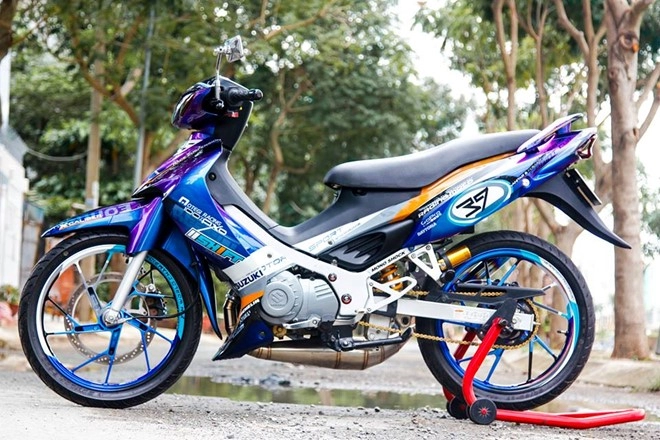 Suzuki satria ấn tượng trong bộ cánh đổi màu đầy độc đáo