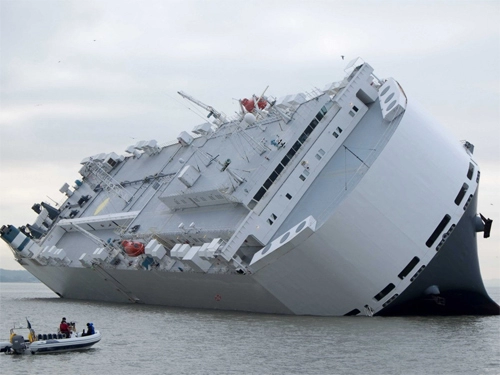  tàu chở hơn 1000 xe sang nằm nghiêng trên biển 