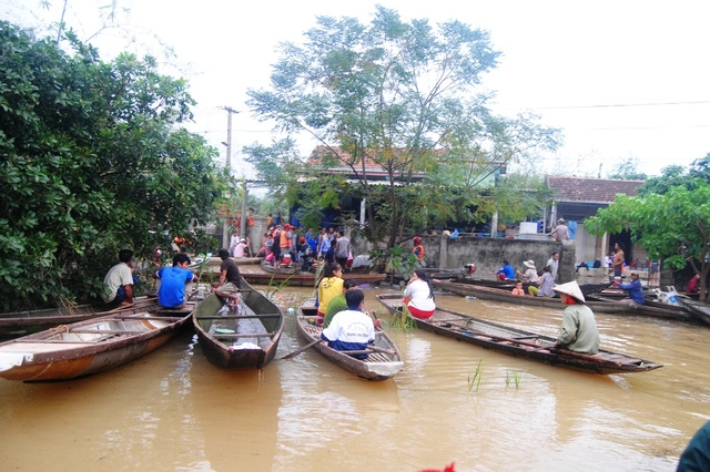 Thả bánh sinh nhật xuống dòng nước lũ tìm bạn mất tích