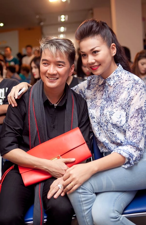 Thanh hằng duyên dáng với sơ mi hoa