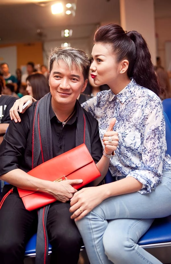 Thanh hằng duyên dáng với sơ mi hoa
