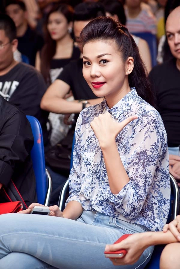 Thanh hằng duyên dáng với sơ mi hoa