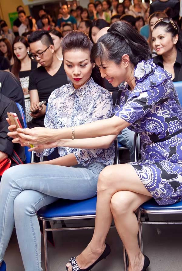 Thanh hằng duyên dáng với sơ mi hoa