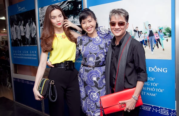 Thanh hằng duyên dáng với sơ mi hoa