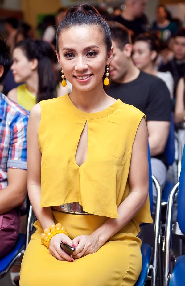 Thanh hằng duyên dáng với sơ mi hoa