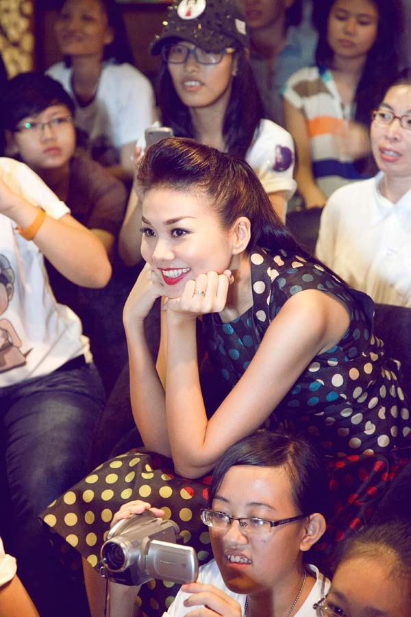 Thanh hằng nhí nhảnh cùng fans