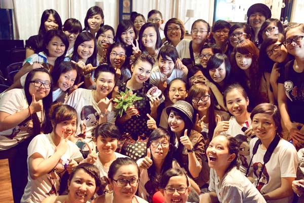 Thanh hằng nhí nhảnh cùng fans
