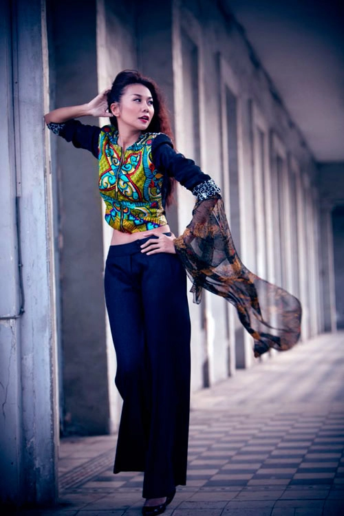 Thanh hằng sexy với yếm tranh kính