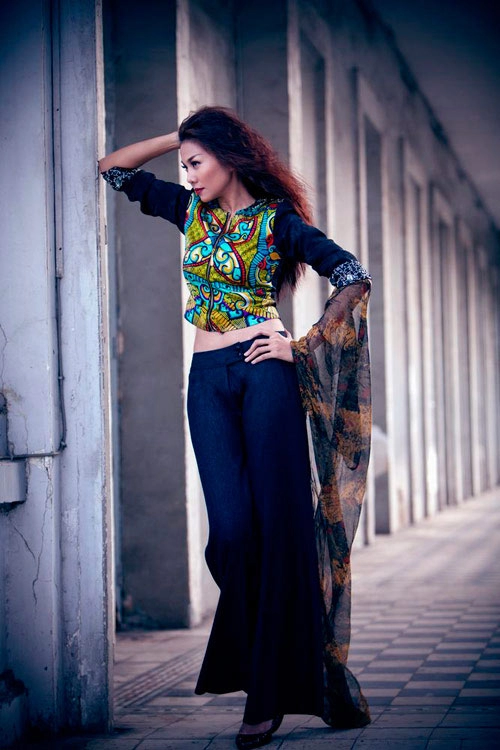 Thanh hằng sexy với yếm tranh kính