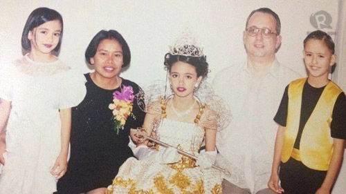 Thí sinh hoàn vũ vồ ếch trên sân khấu