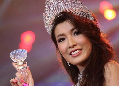 Thí sinh hoàn vũ vồ ếch trên sân khấu