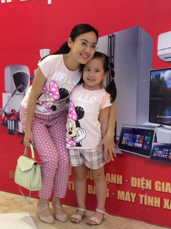 Thời trang giản dị mà đẹp miễn chê của mẹ con btv hoài anh