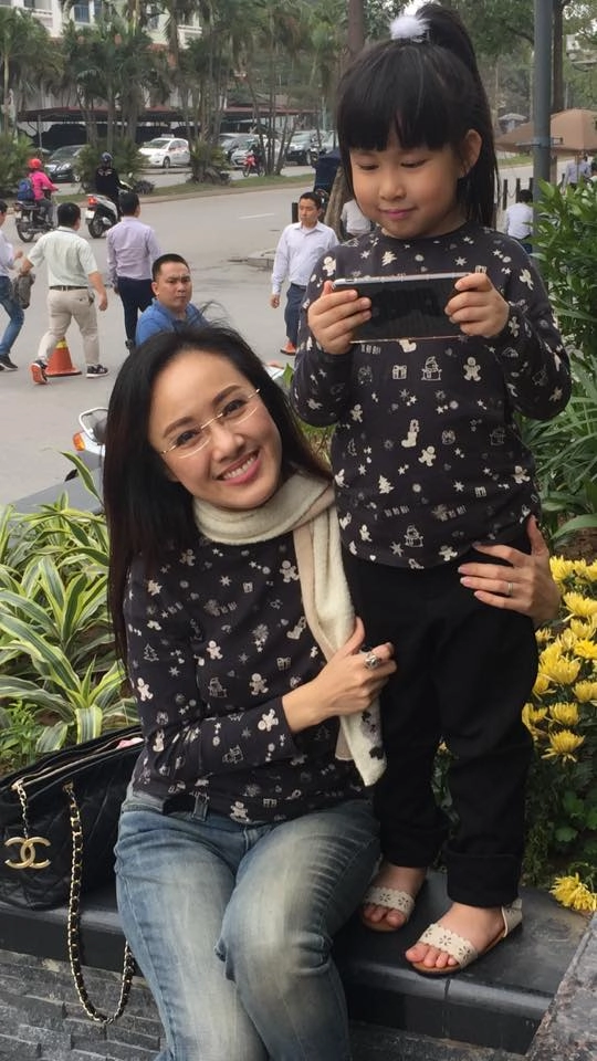 Thời trang giản dị mà đẹp miễn chê của mẹ con btv hoài anh
