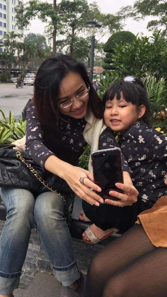 Thời trang giản dị mà đẹp miễn chê của mẹ con btv hoài anh