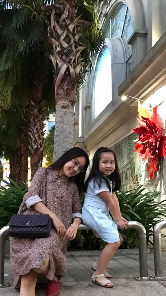 Thời trang giản dị mà đẹp miễn chê của mẹ con btv hoài anh