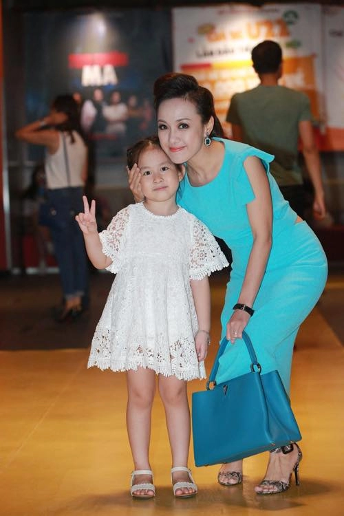Thời trang giản dị mà đẹp miễn chê của mẹ con btv hoài anh