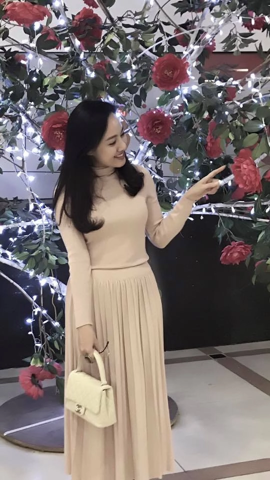 Thời trang giản dị mà đẹp miễn chê của mẹ con btv hoài anh